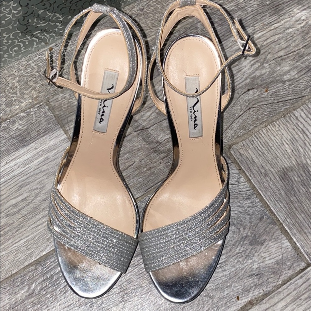 Silver glitter pump